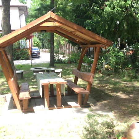 Honved Apartmanhaz Balatonlelle Buitenkant foto