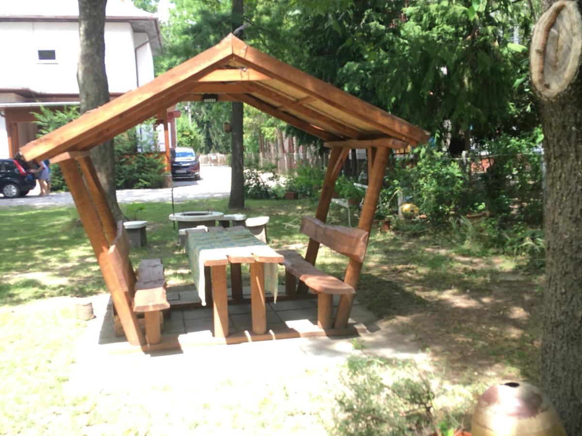 Honved Apartmanhaz Balatonlelle Buitenkant foto