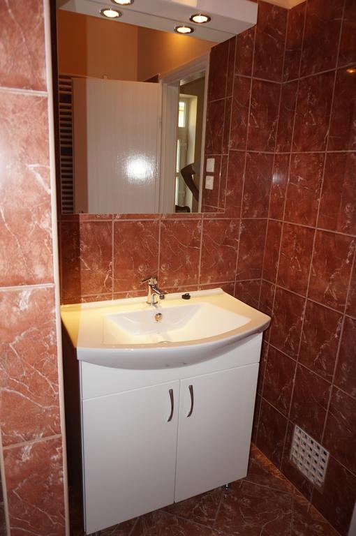 Honved Apartmanhaz Balatonlelle Buitenkant foto